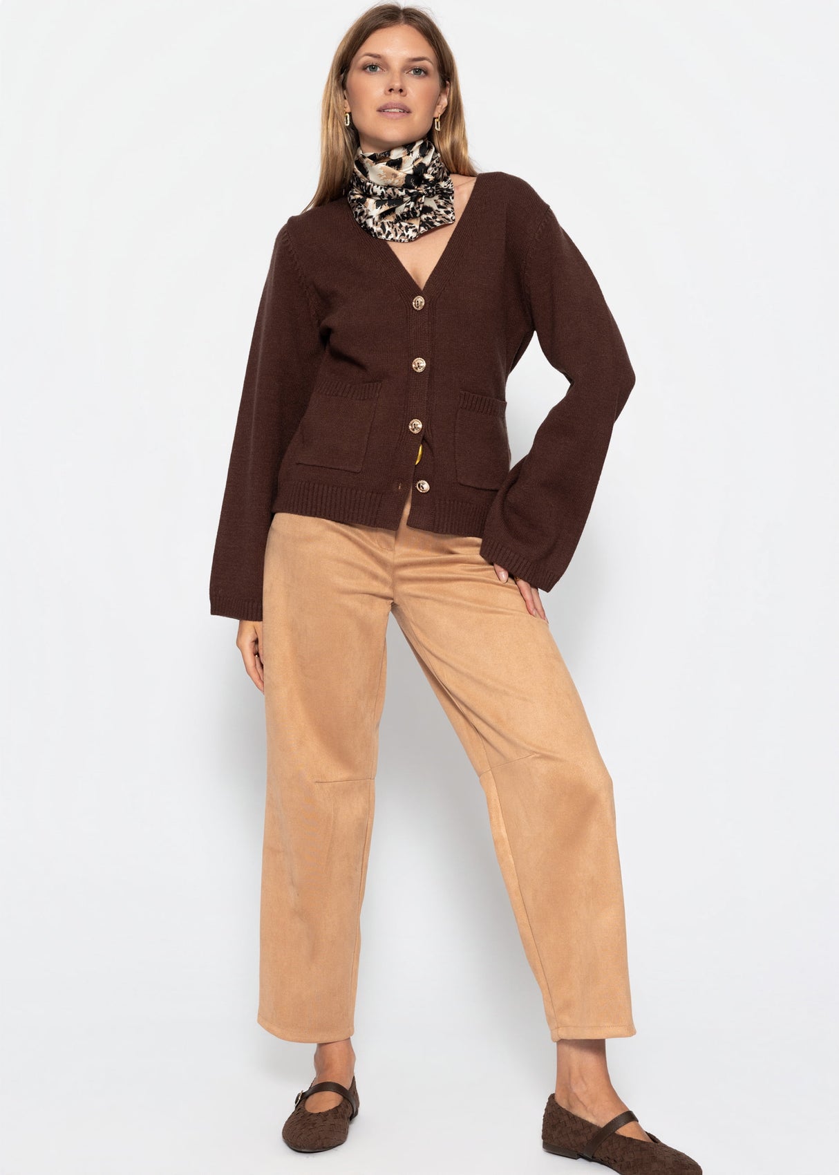 Strickjacke mit V-Ausschnitt und Goldknöpfen - braun