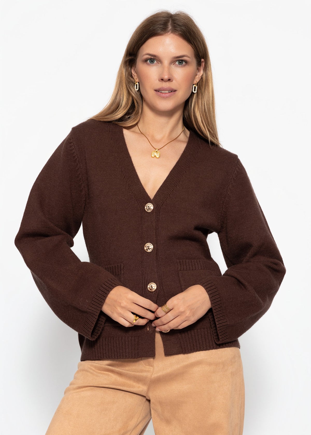 Strickjacke mit V-Ausschnitt und Goldknöpfen - braun