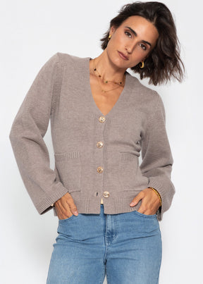 Strickjacke mit V-Ausschnitt und Goldknöpfen - taupe - SASSYCLASSY