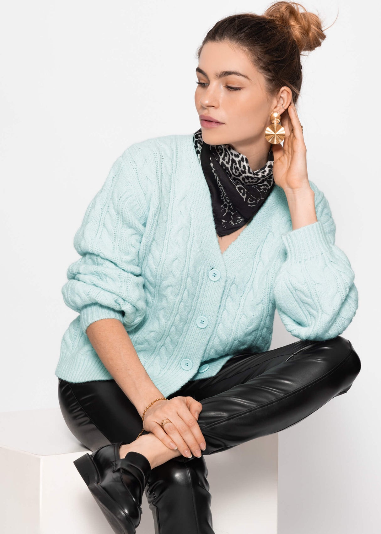 Strickjacke mit Zopfmuster - eisblau