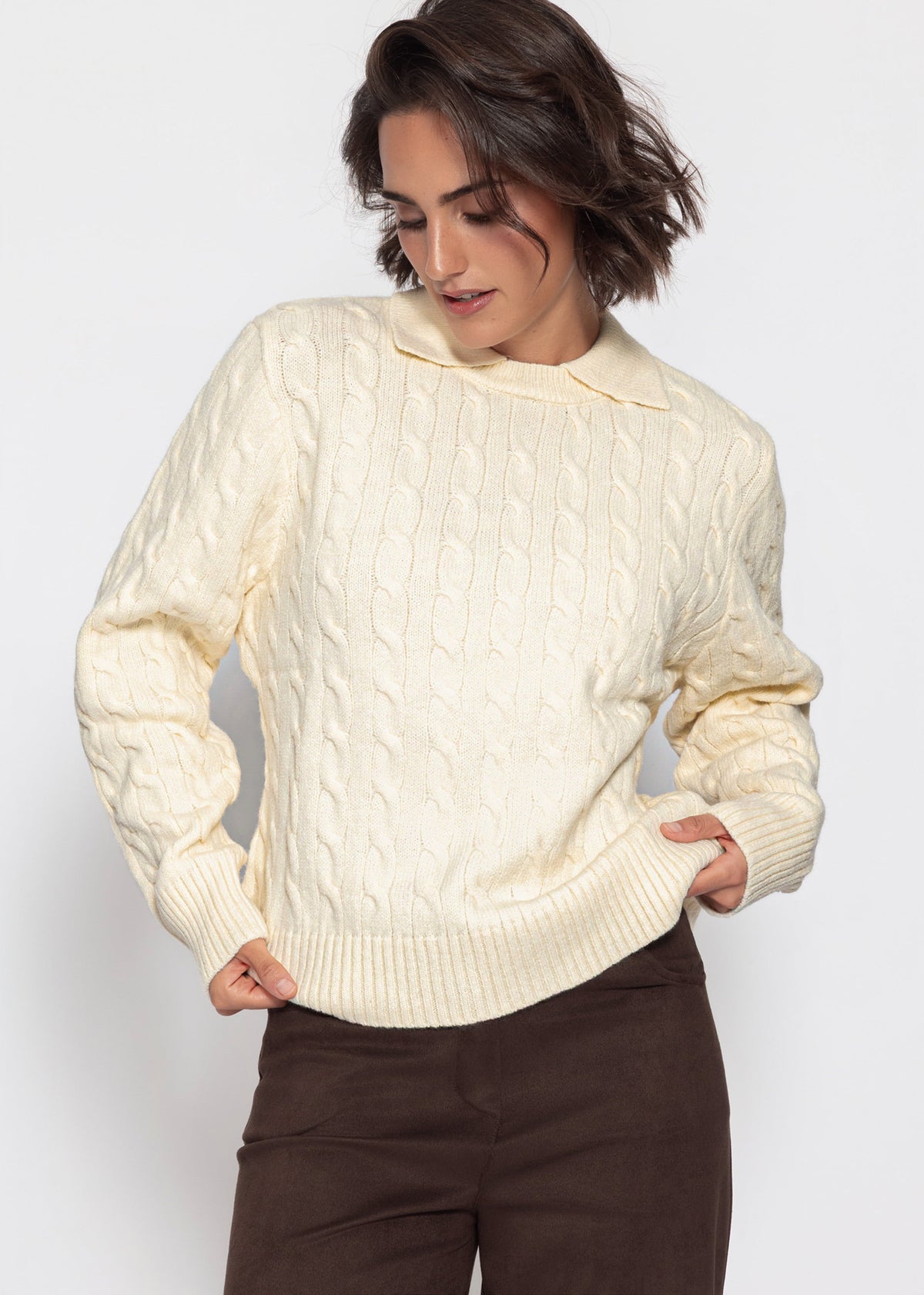 Strickpullover mit Zopfmuster und Kragen - offwhite