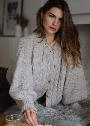 Super flauschige Strickjacke mit Zopfmuster - hellgrau