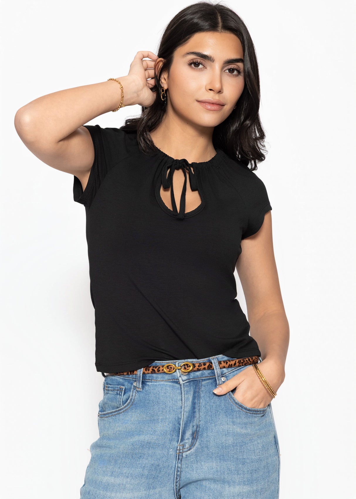 T-Shirt mit Tropfenausschnitt - schwarz