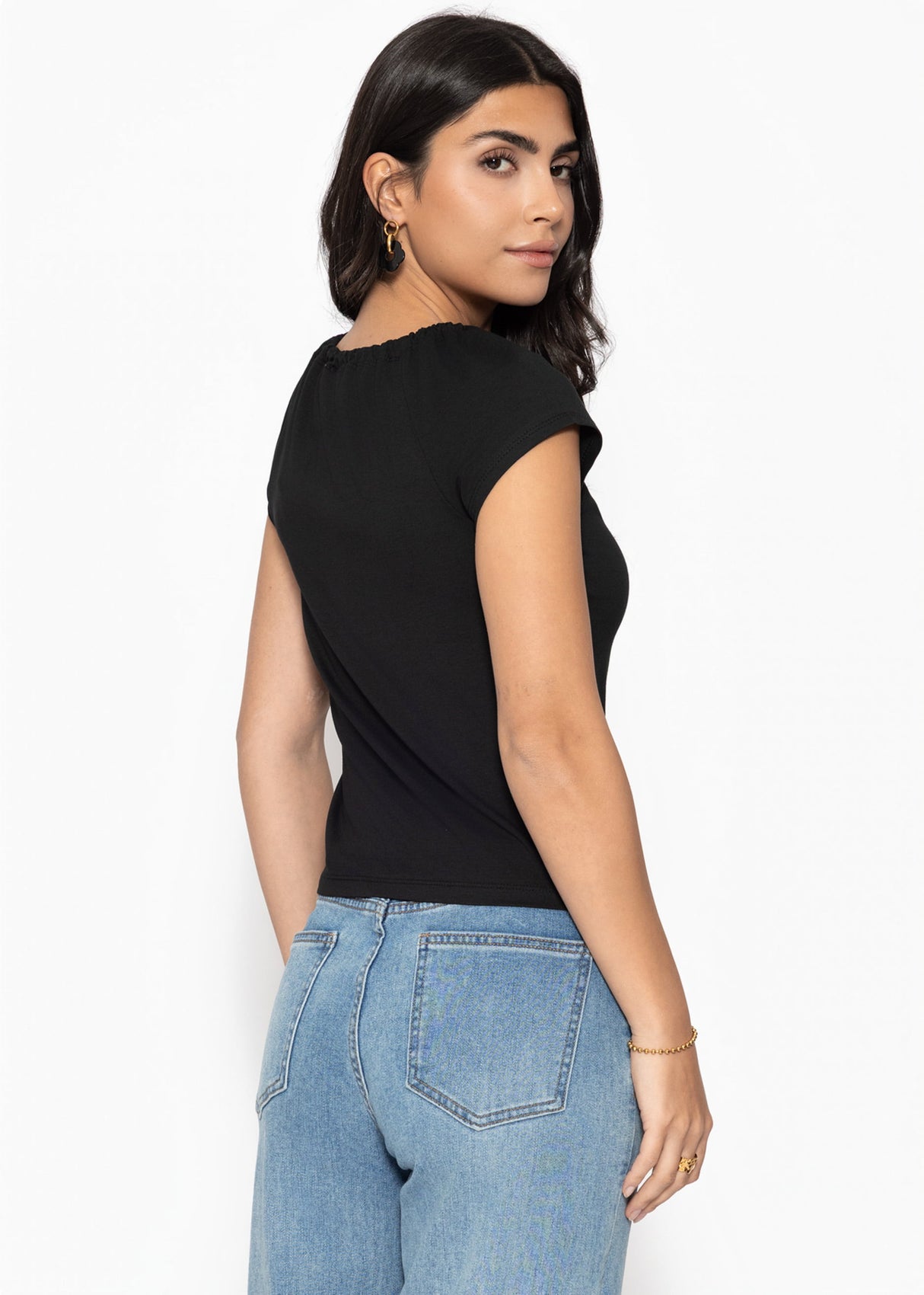T-Shirt mit Tropfenausschnitt - schwarz