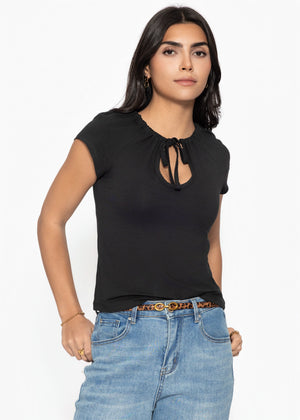 T-Shirt mit Tropfenausschnitt - schwarz