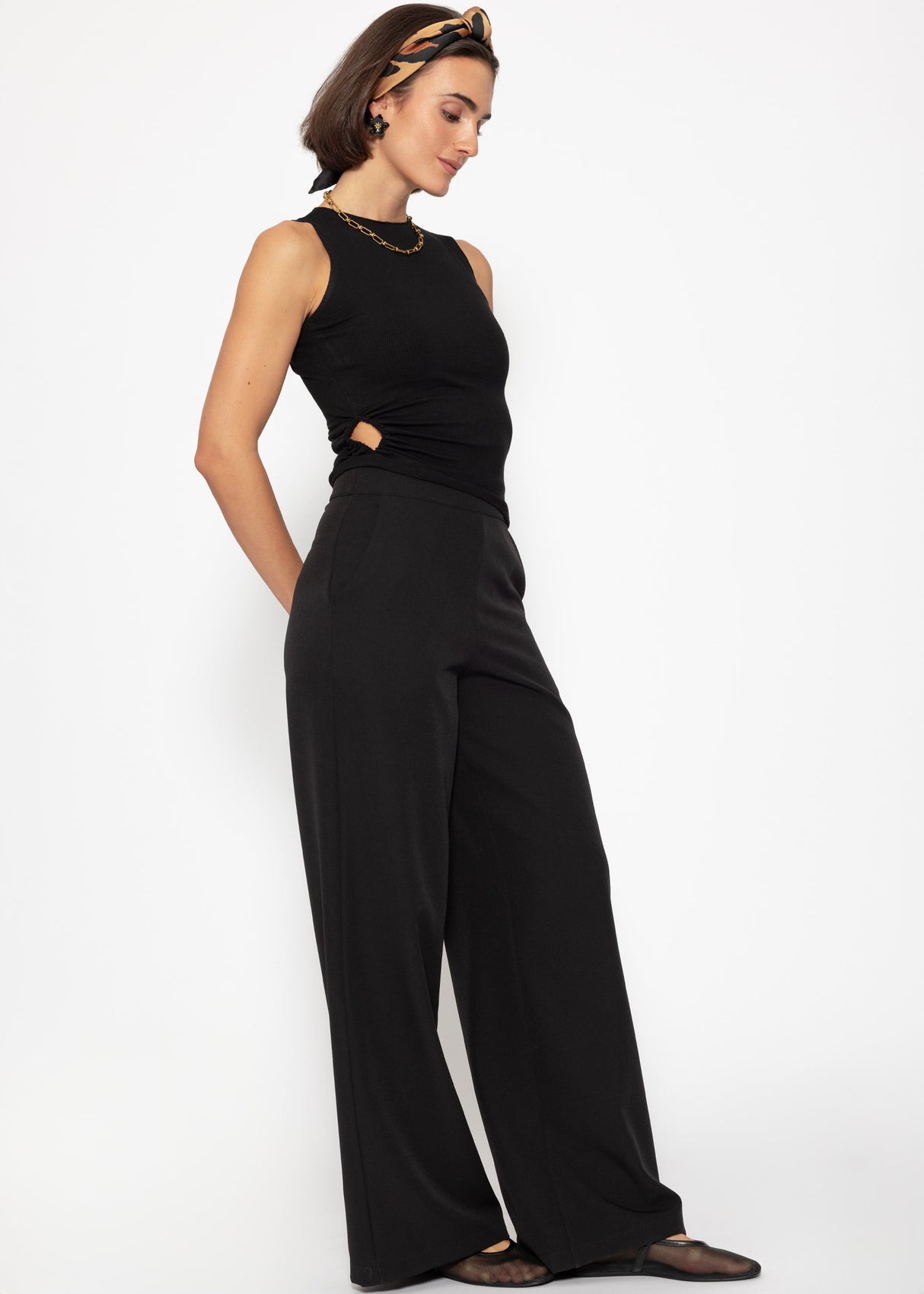 Top with ruffles - black