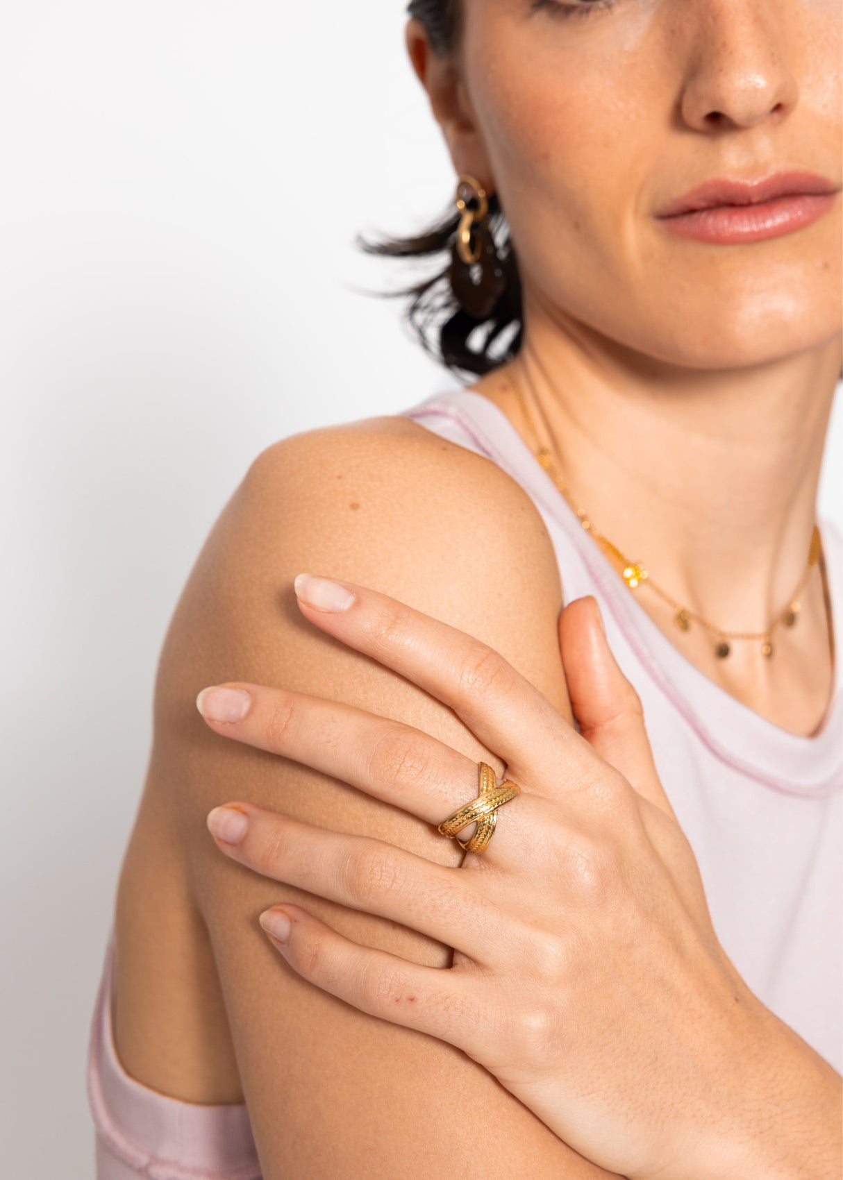 Crossed textured ring - gold