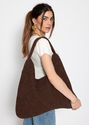 Gewebte Umhängetasche in Wildlederoptik - braun