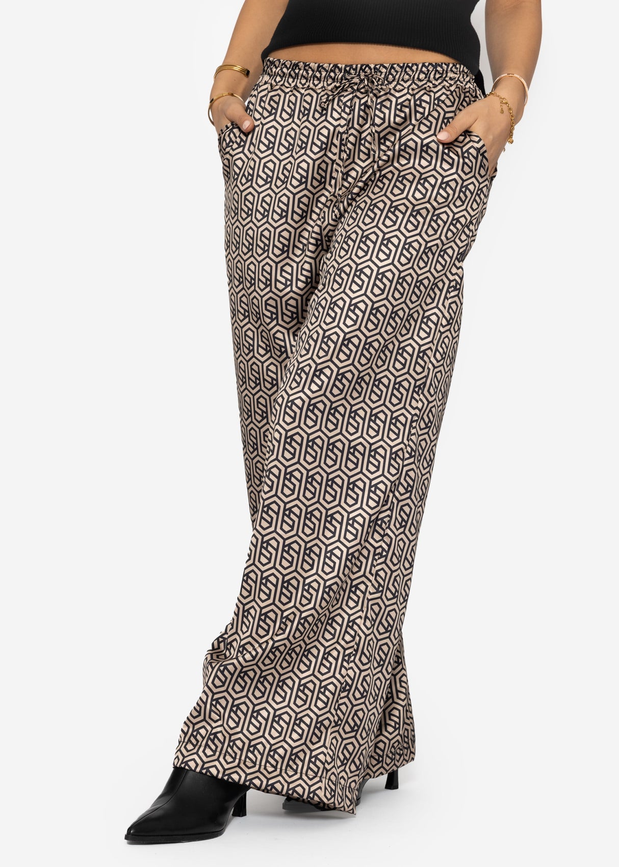 Wide-legged trousers with geometric print and elastic waistband - beige