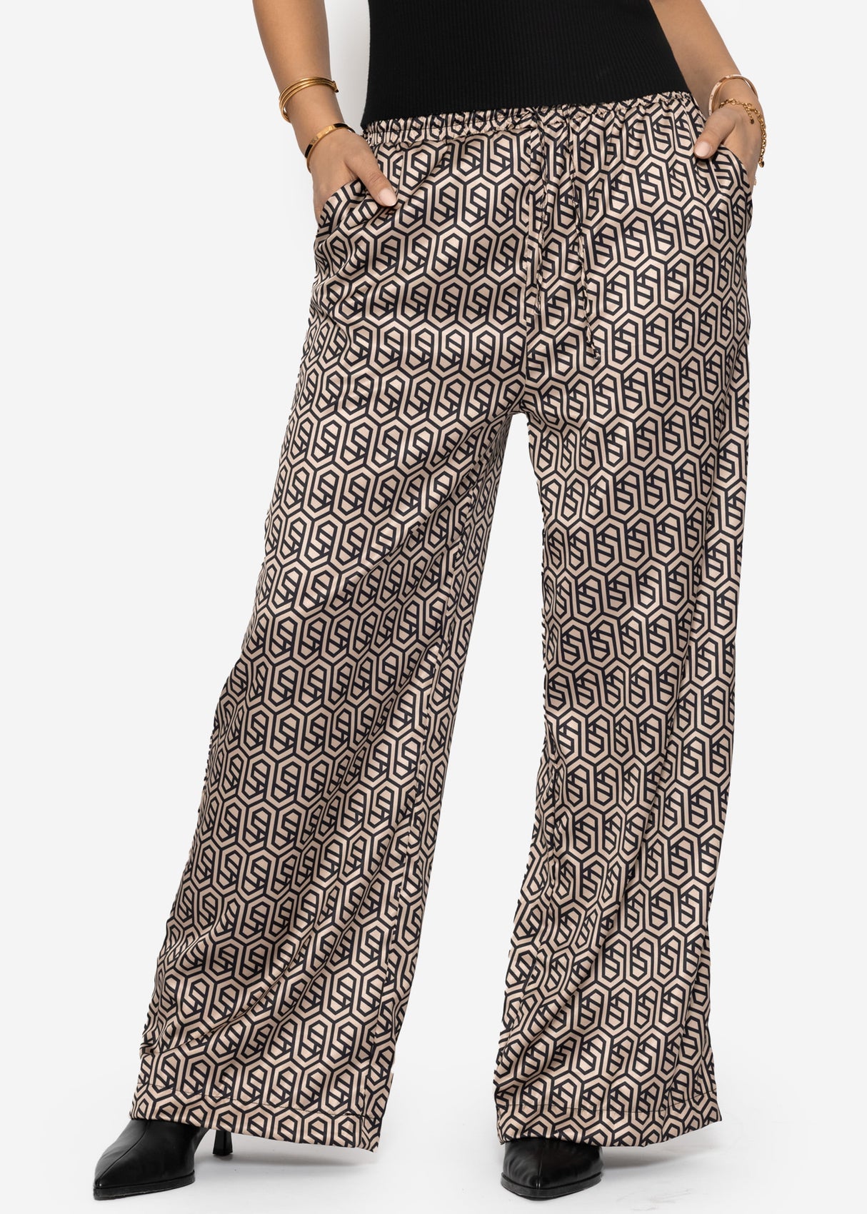 Wide-legged trousers with geometric print and elastic waistband - beige