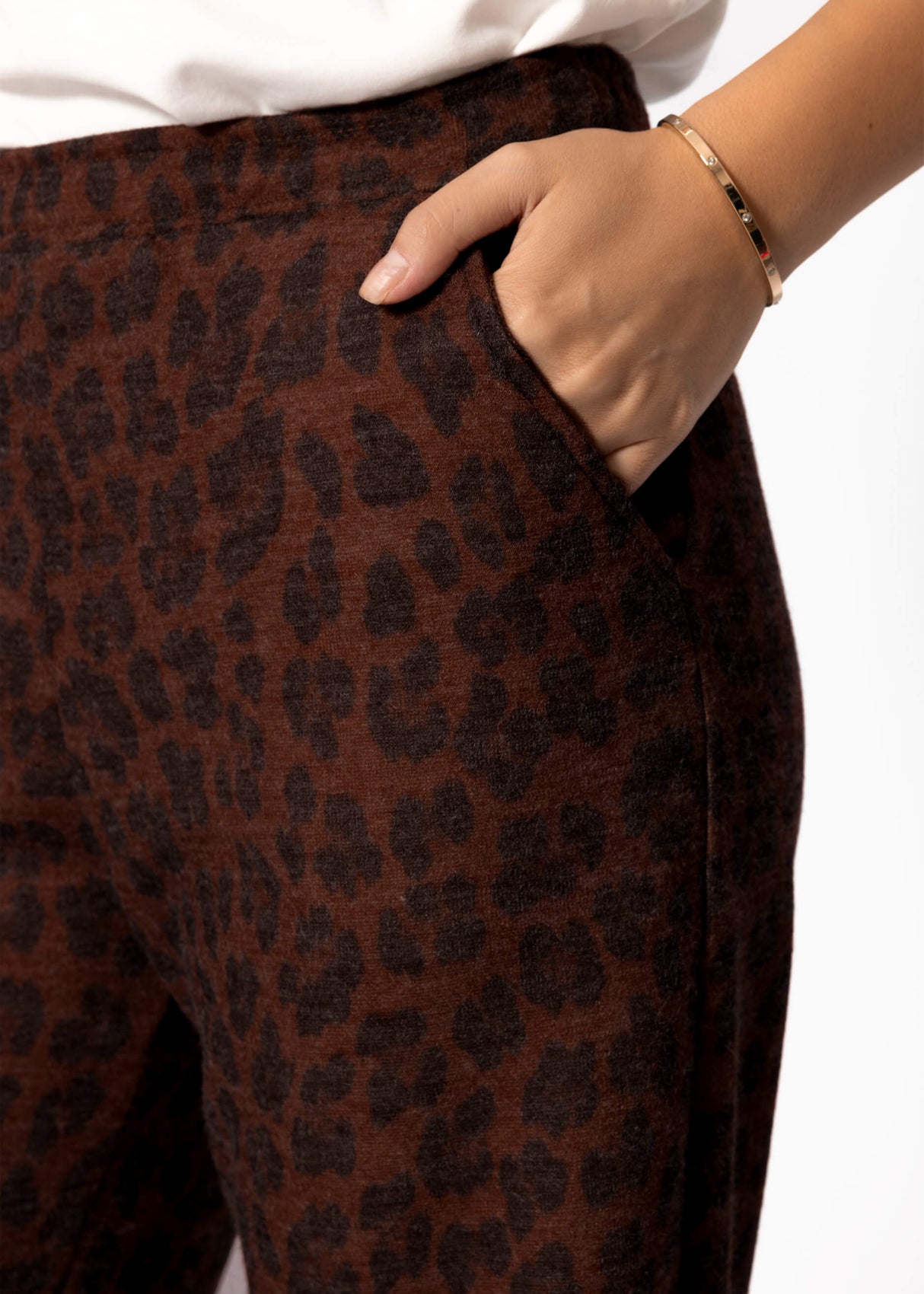 Weite Jerseyhose mit Leo-Print - braun