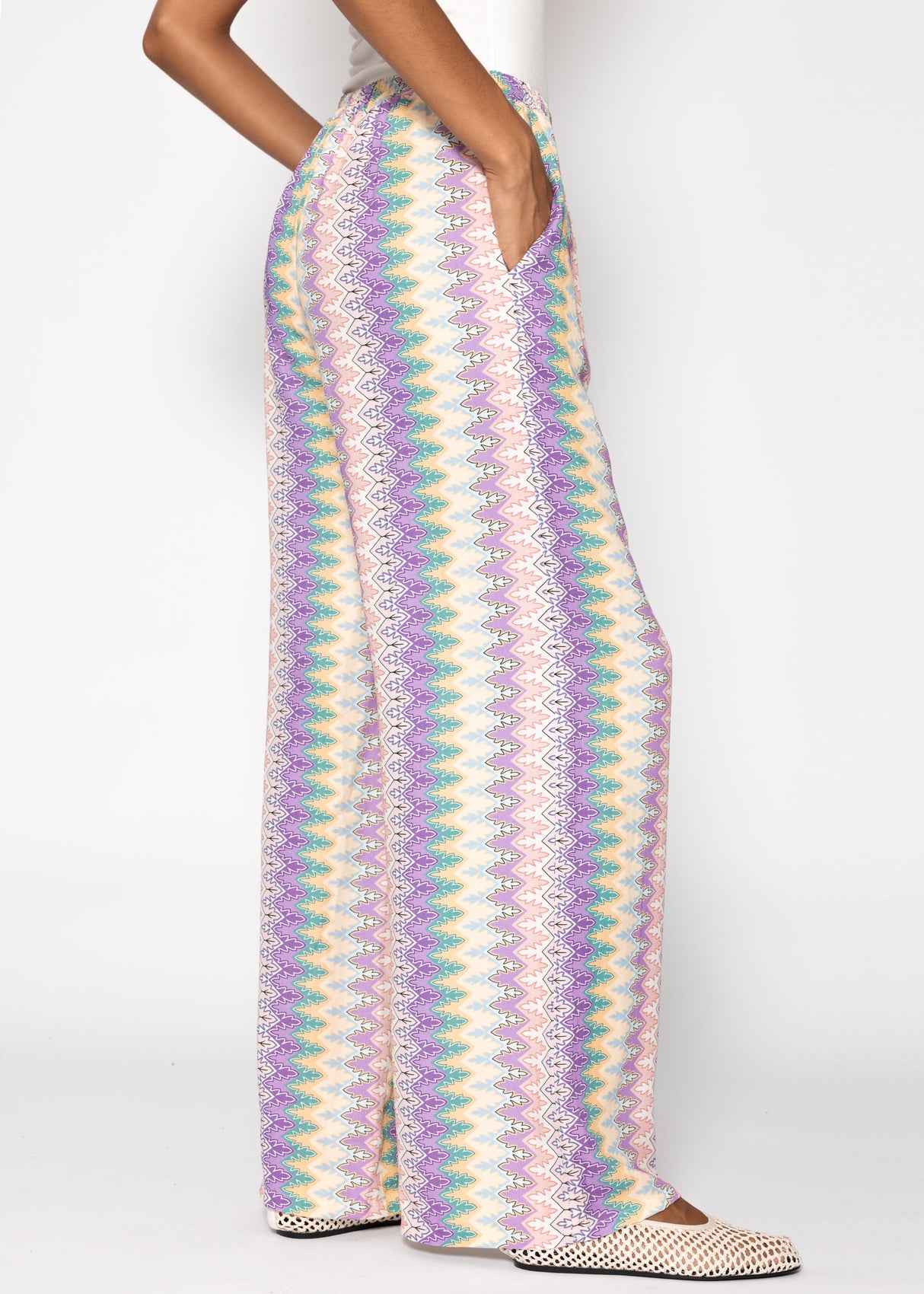 Wide trousers with multicolor pattern-lilac-pink