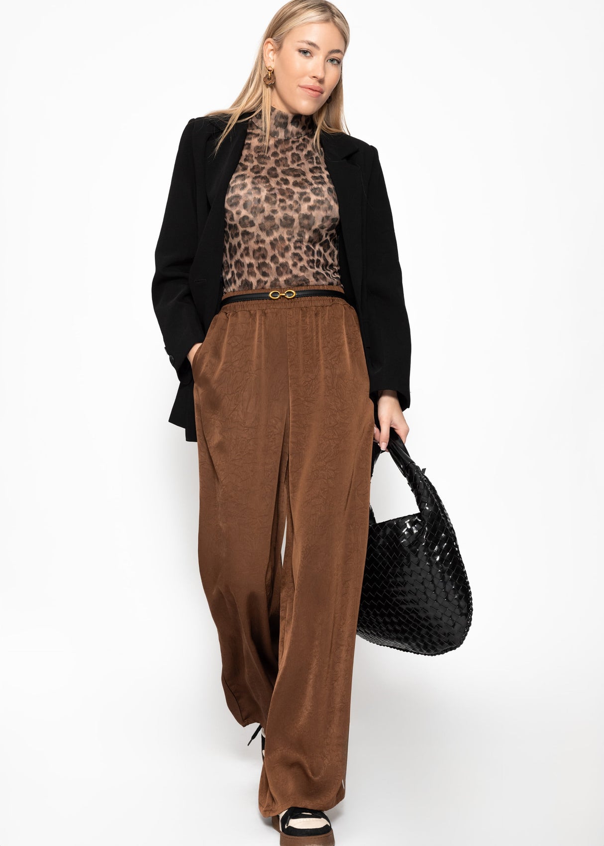 Weite Satin Hose mit Crinkle-Struktur - braun