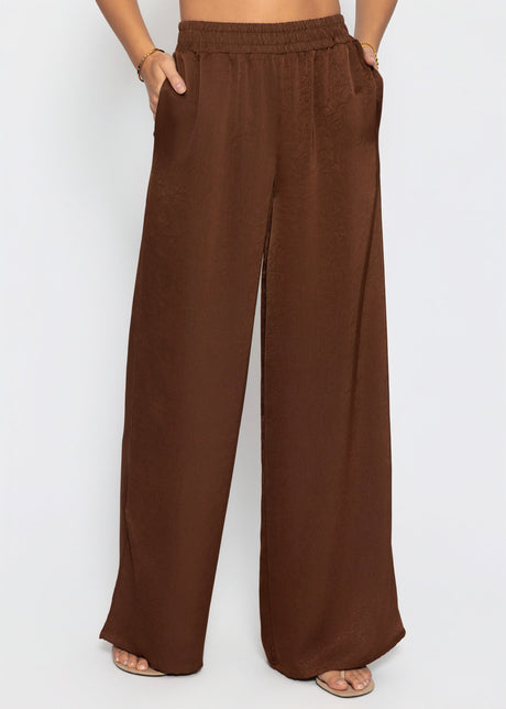 Weite Satin Hose mit Crinkle-Struktur - braun von SASSYCLASSY