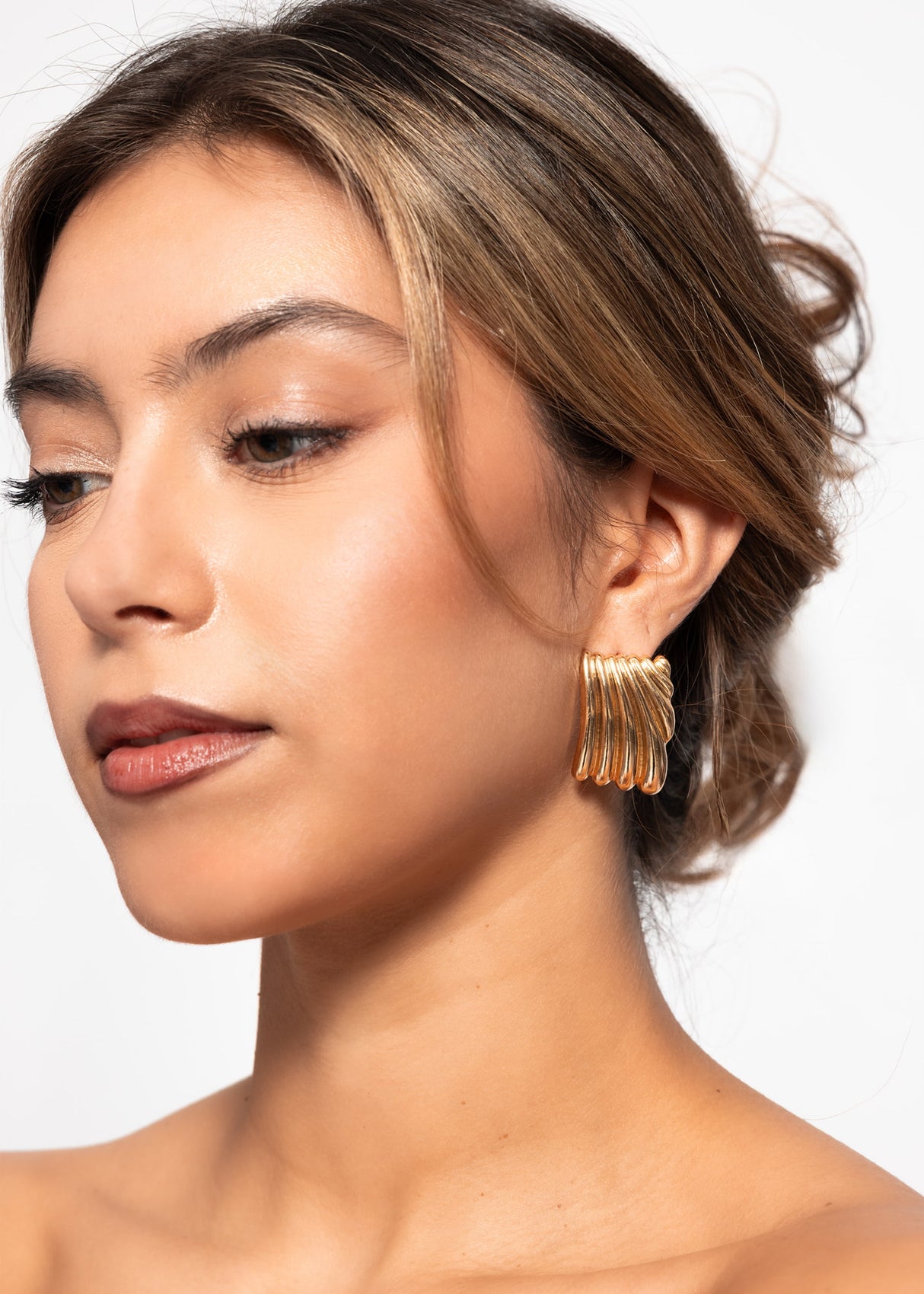Wavy stud earrings - gold