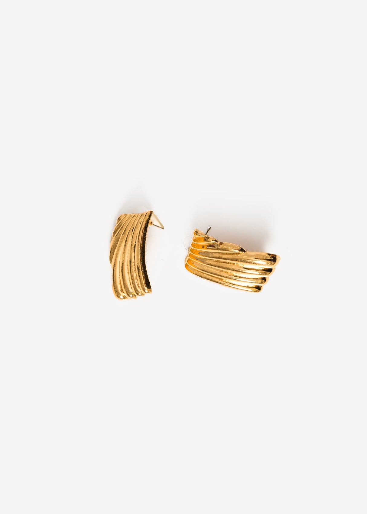 Wavy stud earrings - gold