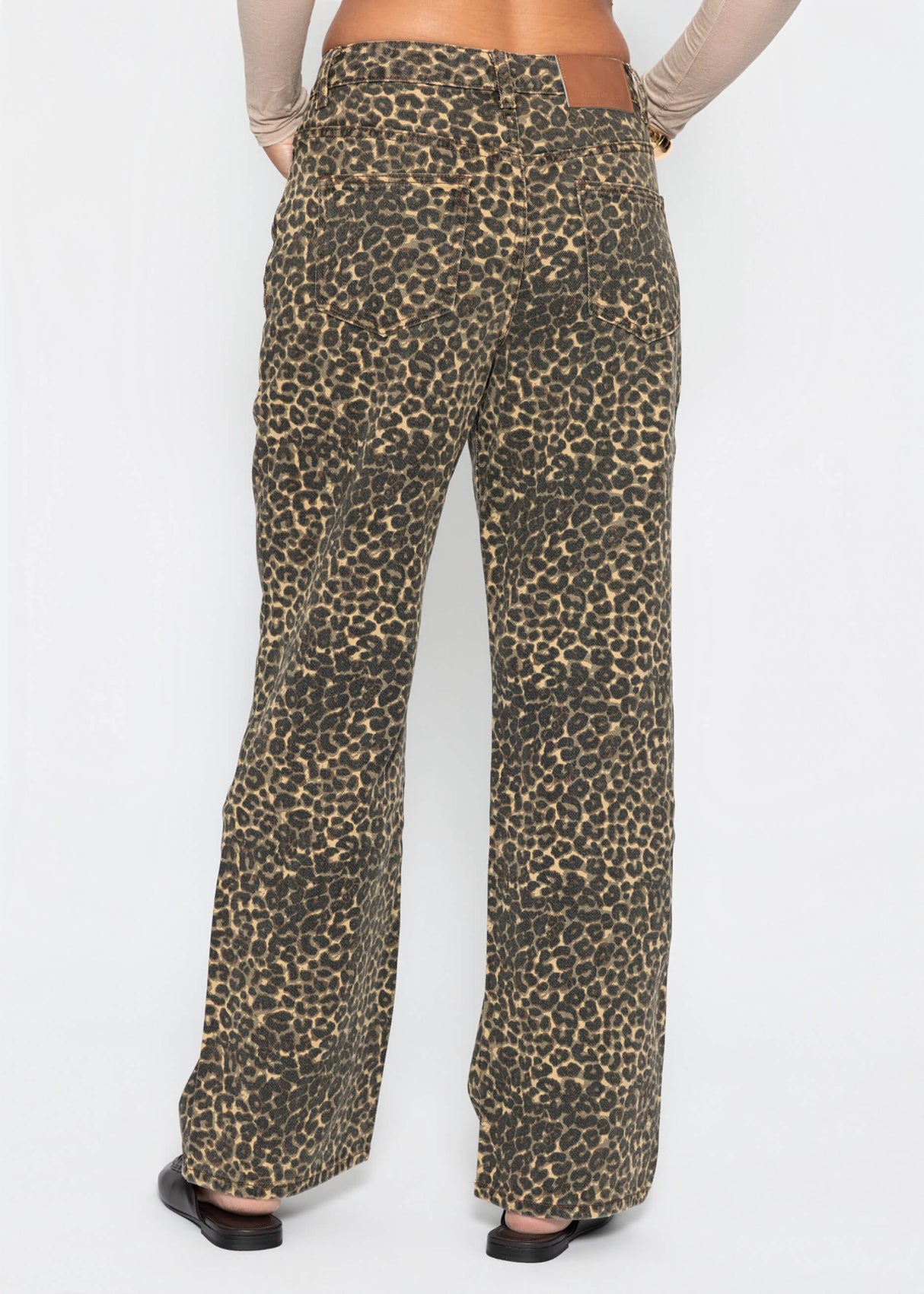Wide Leg Jeans with a high covenant in Leo -Print - Beige