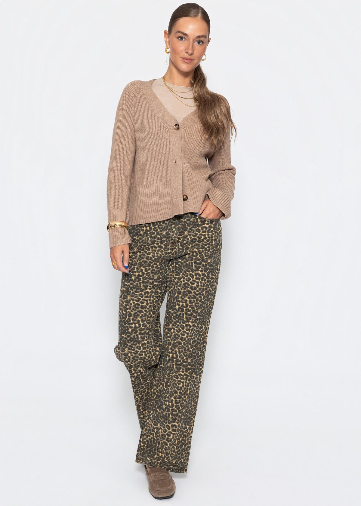 Wide Leg Jeans with a high covenant in Leo -Print - Beige