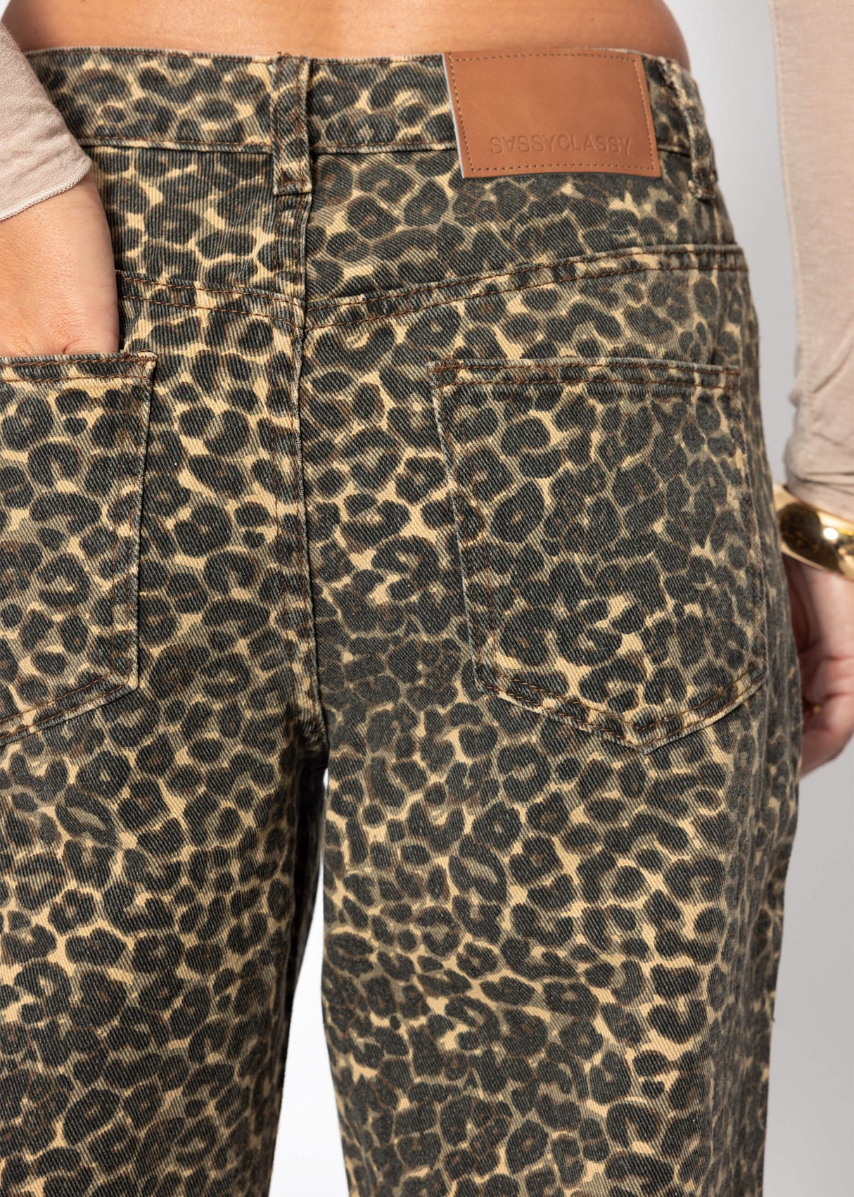 Wide Leg Jeans with a high covenant in Leo -Print - Beige