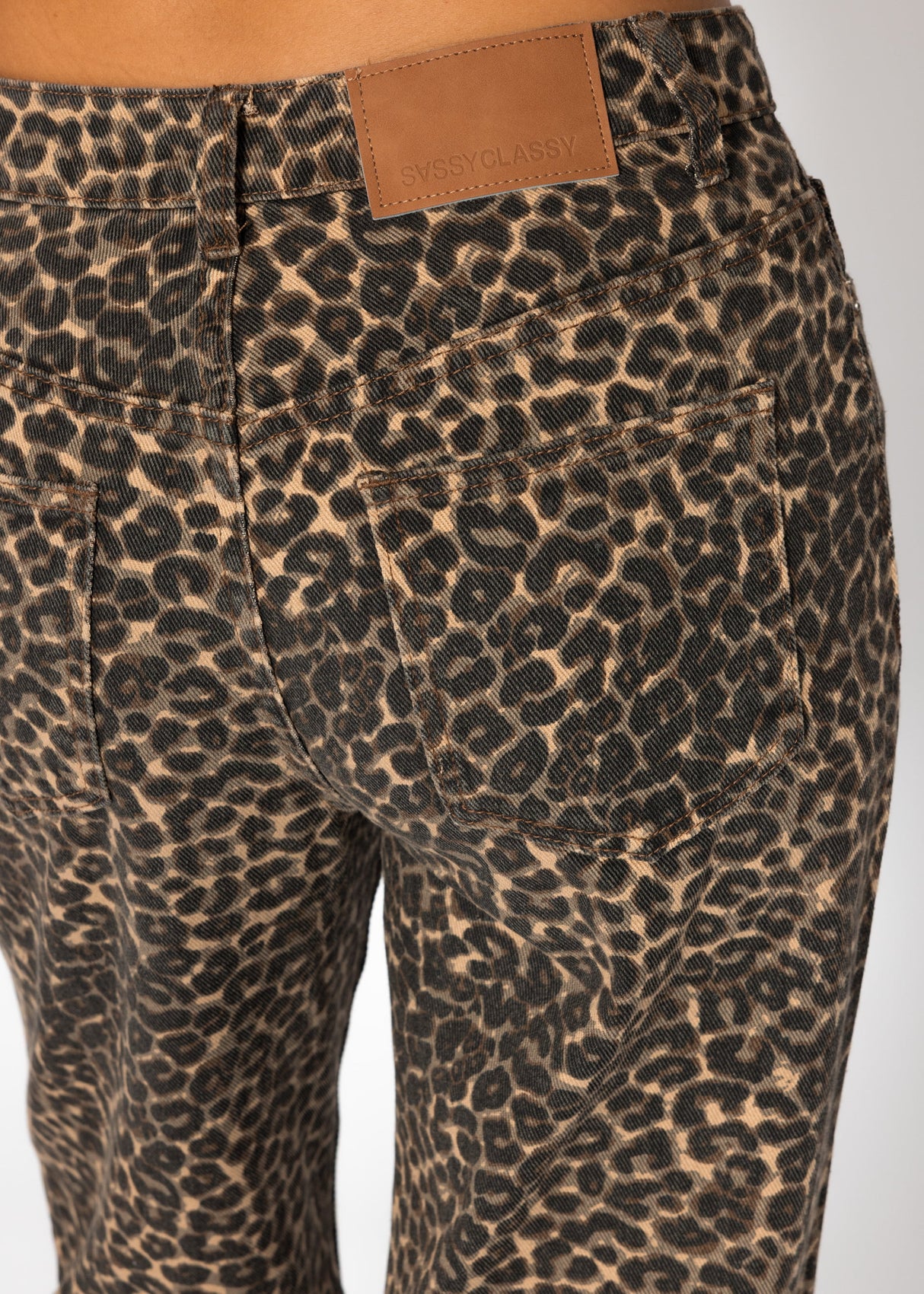 Wide Leg Jeans with a high covenant in Leo -Print - Beige