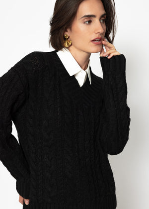 Cable-knit V-neck sweater - black