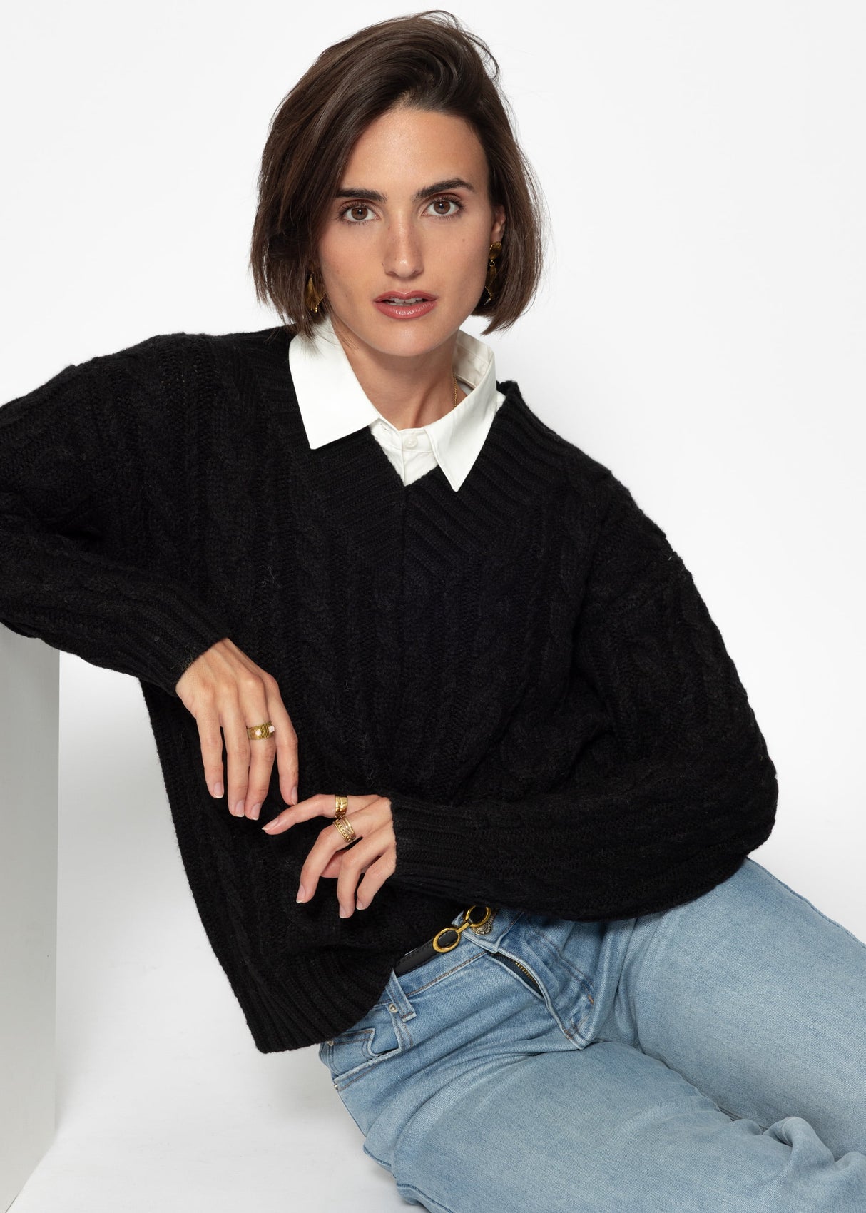 Cable-knit V-neck sweater - black