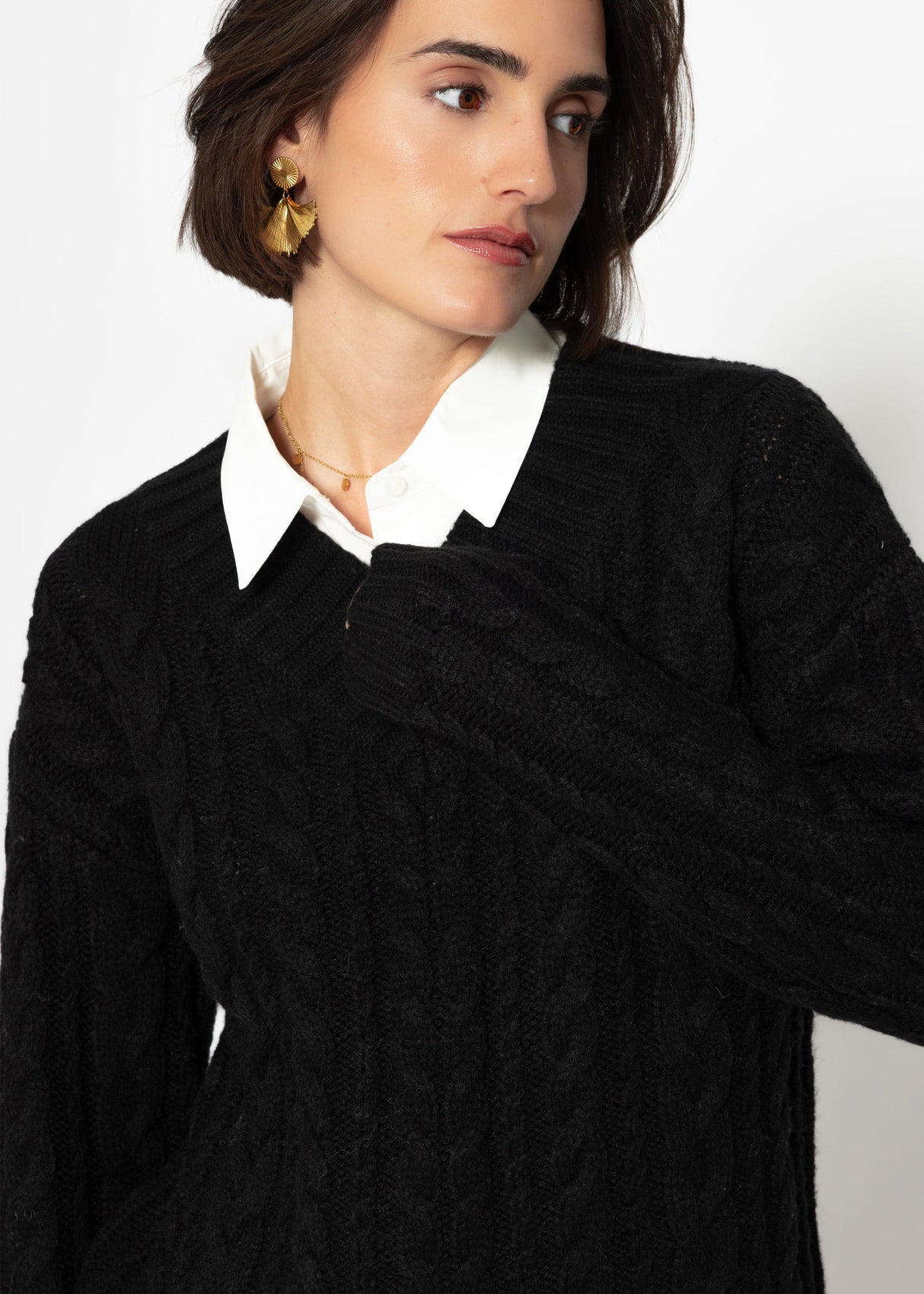 Cable-knit V-neck sweater - black