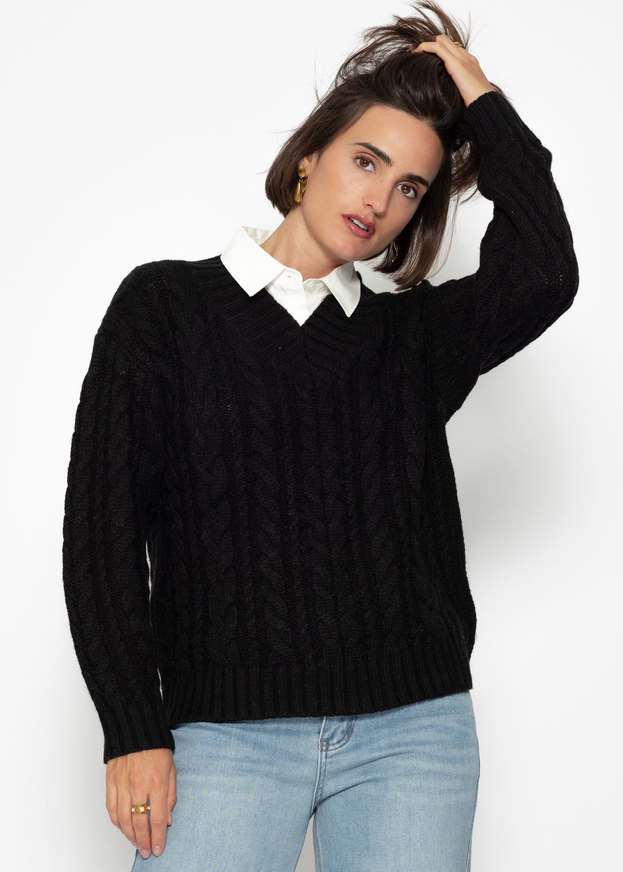 Cable-knit V-neck sweater - black