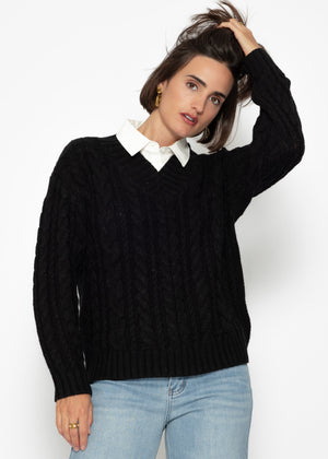 Cable-knit V-neck sweater - black