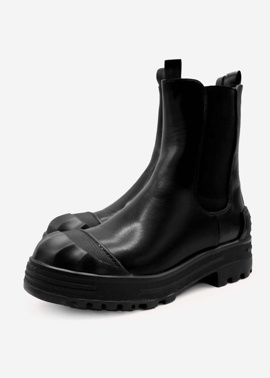 Combat boots with accentuated cap, black