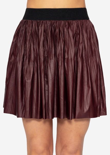 Pleated skirt made from faux leather - burgundy