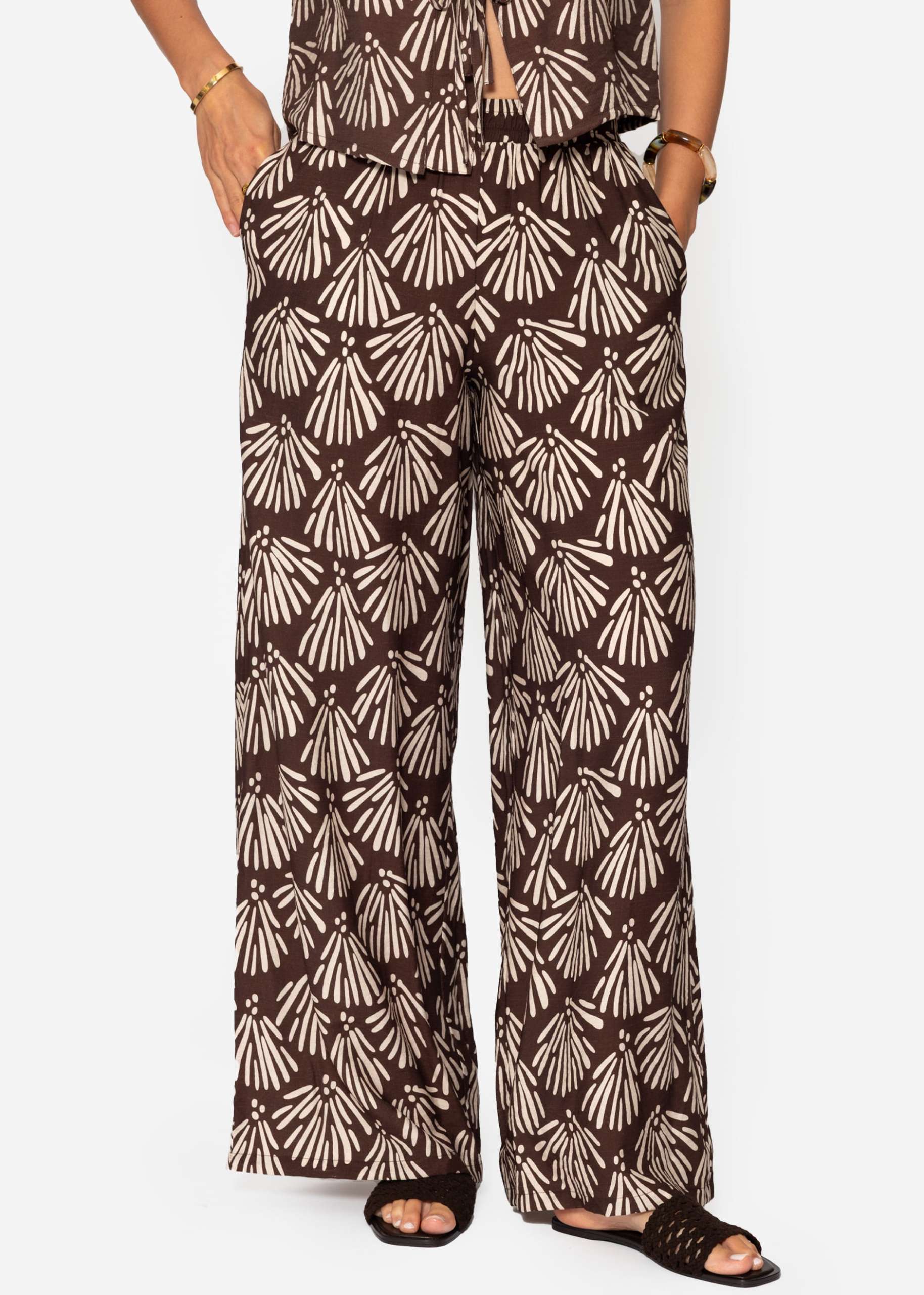 Slip-on trousers with shell print - brown