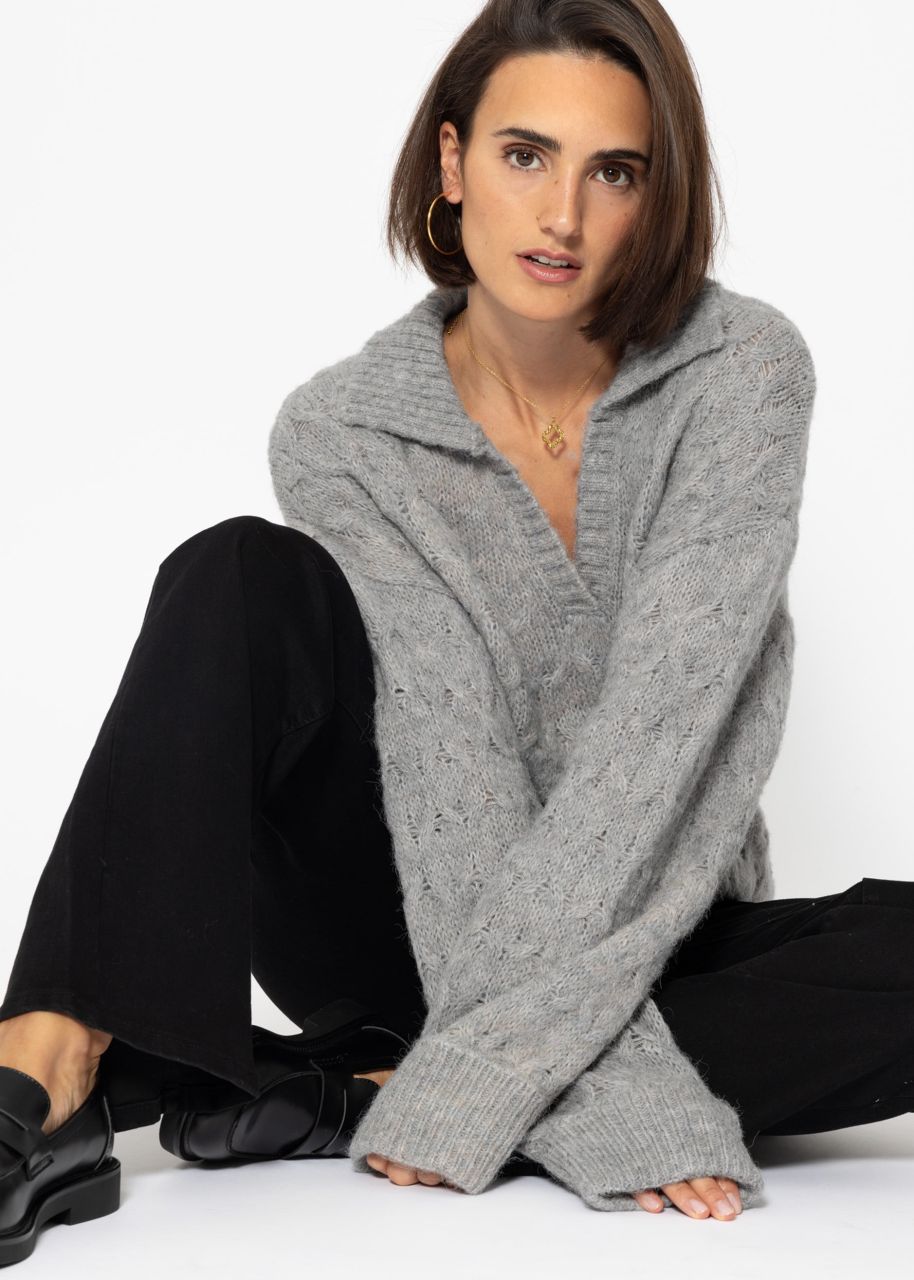 Fluffy cable-knit jumper with collar and V-neck - grey