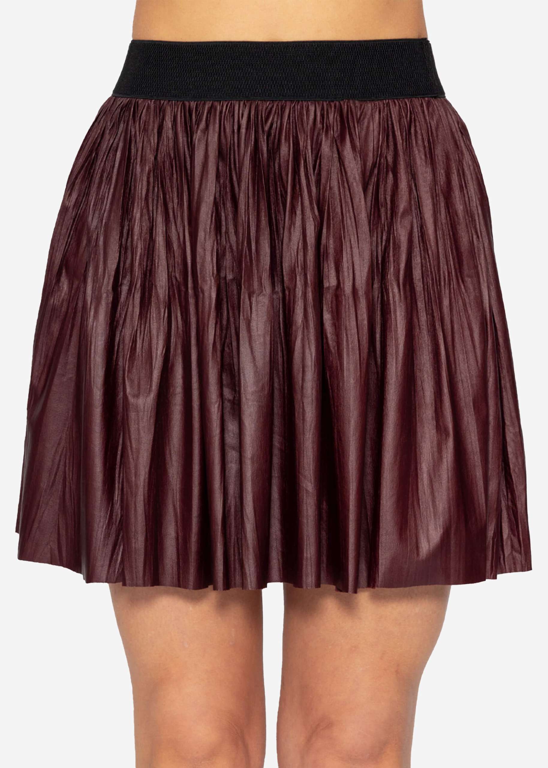 Pleated skirt made from faux leather - burgundy