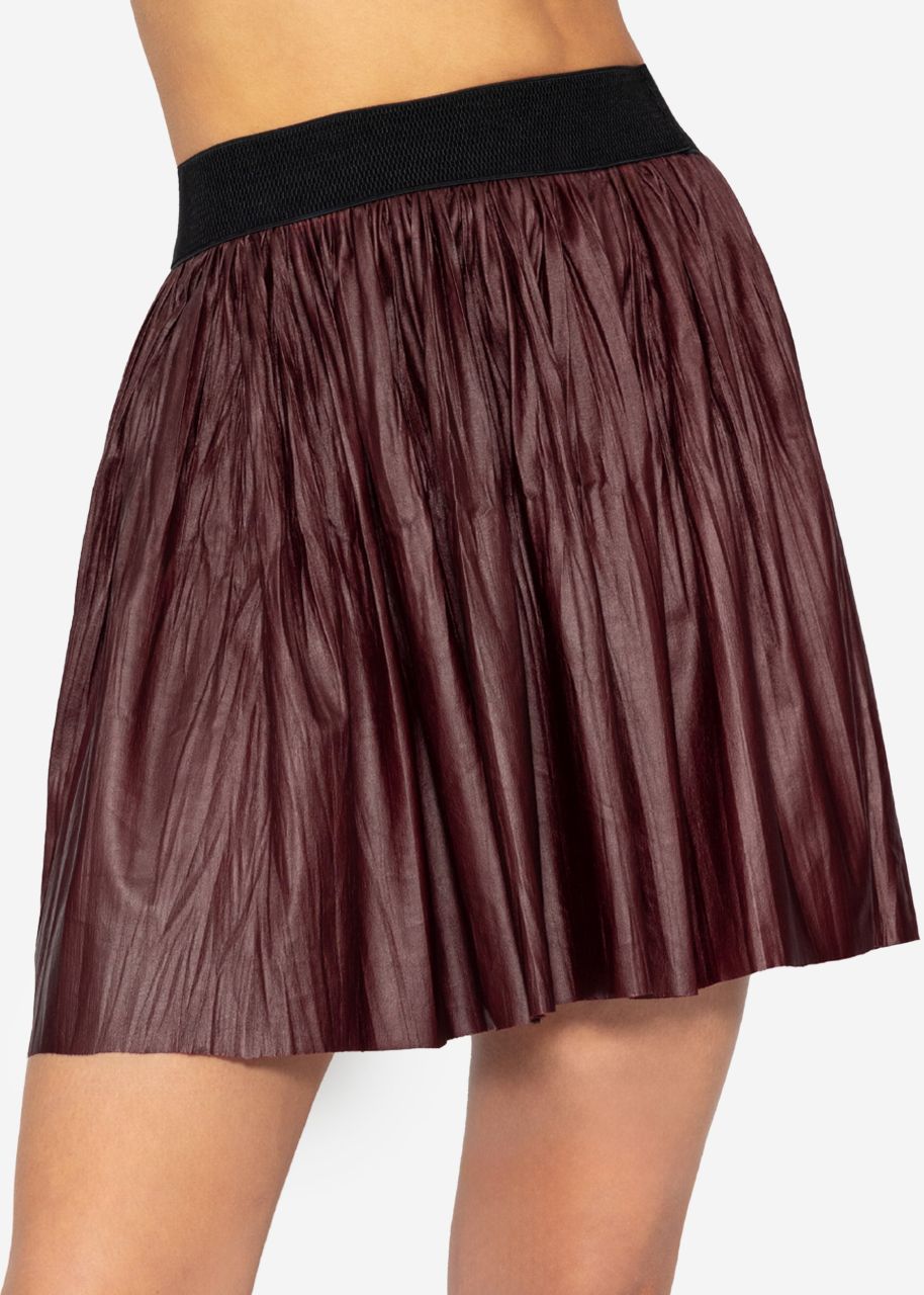 Pleated skirt made from faux leather - burgundy