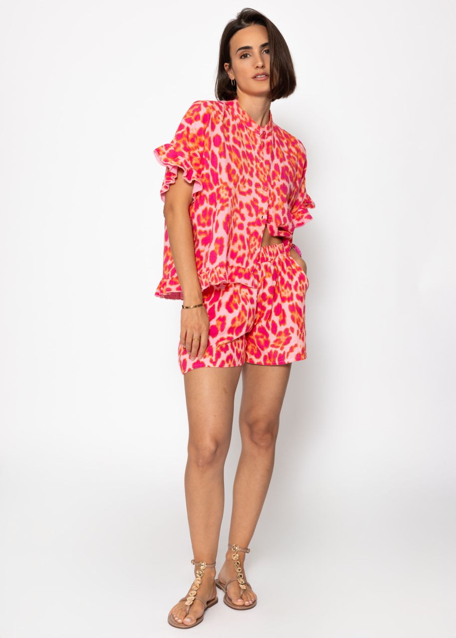Muslin blouse in leo print with ruffled hem - pink
