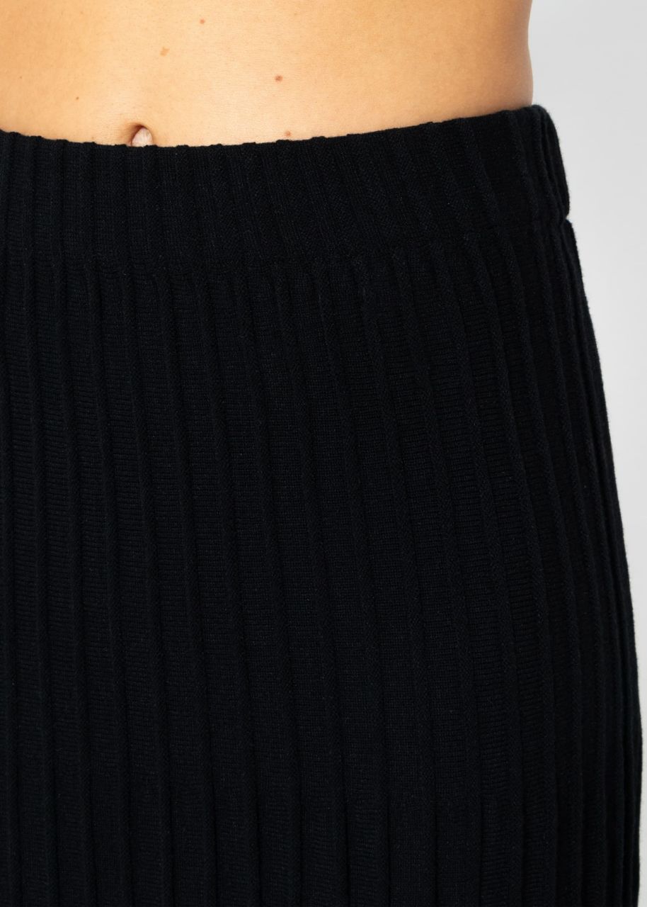 Pleated maxi knit skirt - black