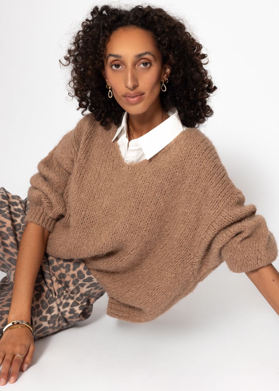 Oversized sweater with V-neck - light brown