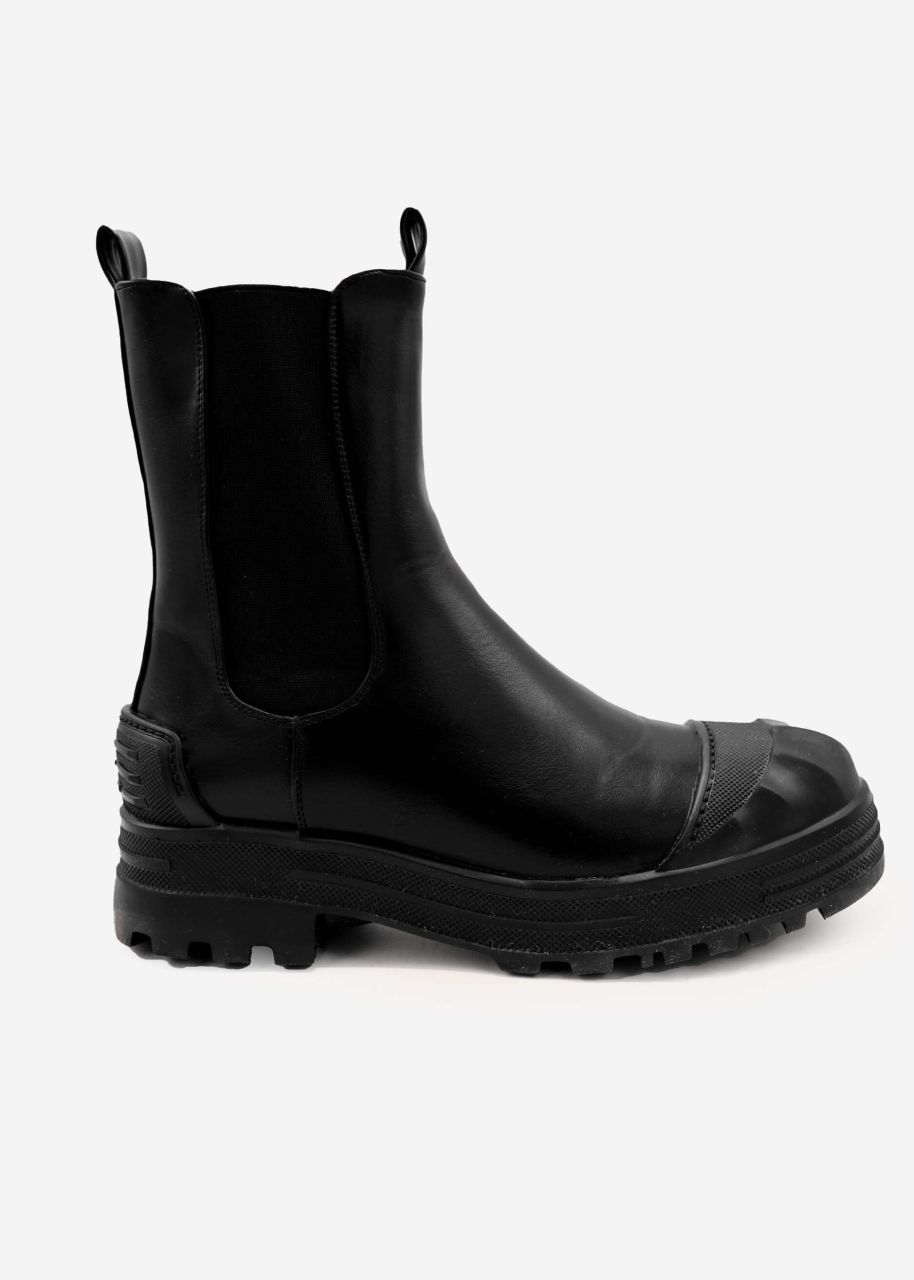 Combat boots with accentuated cap, black