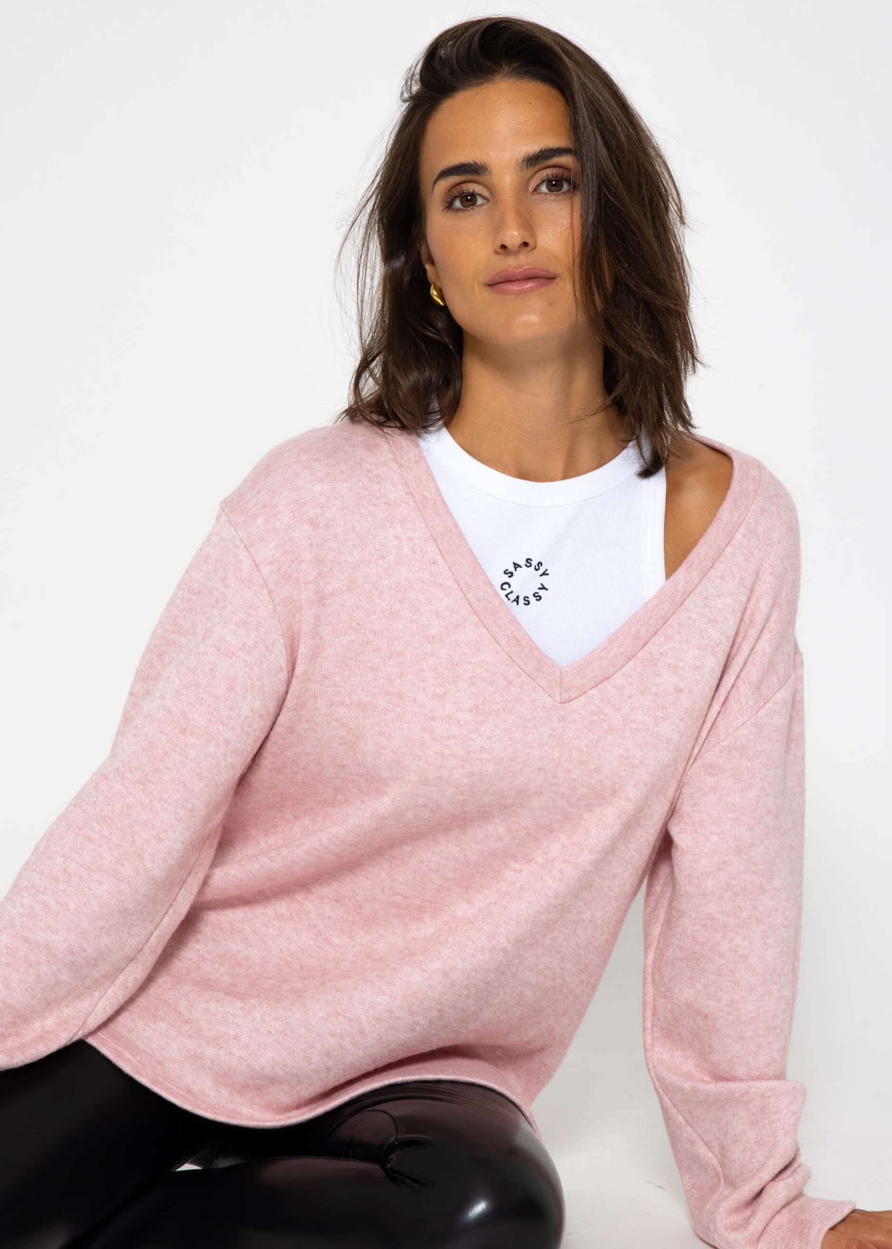 Oversize soft jumper with deep V-neck- pink