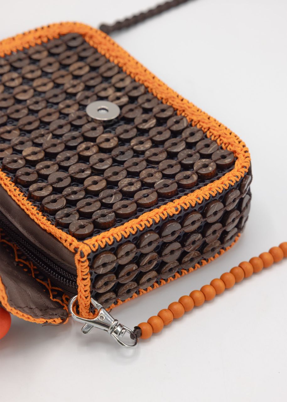 Kleine Tasche mit orangefarbenem Perlen-Henkel - dunkelbraun