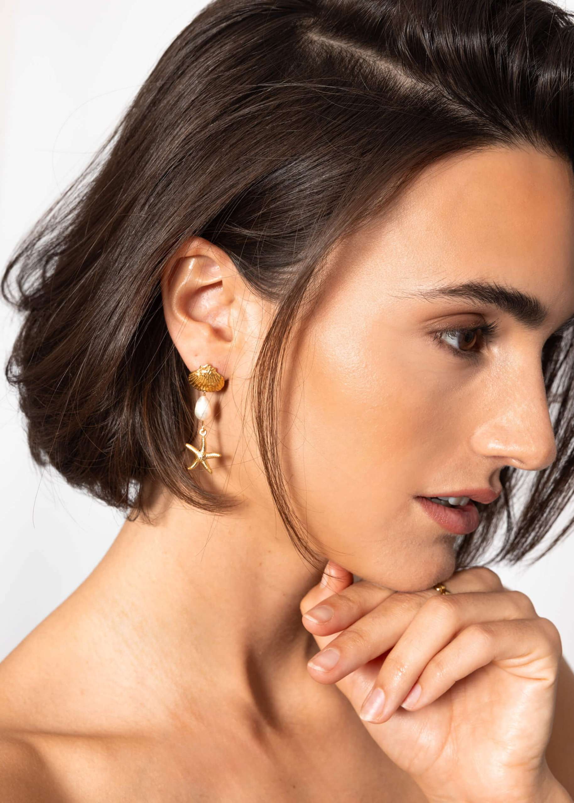 Stud earrings with shell and starfish - gold
