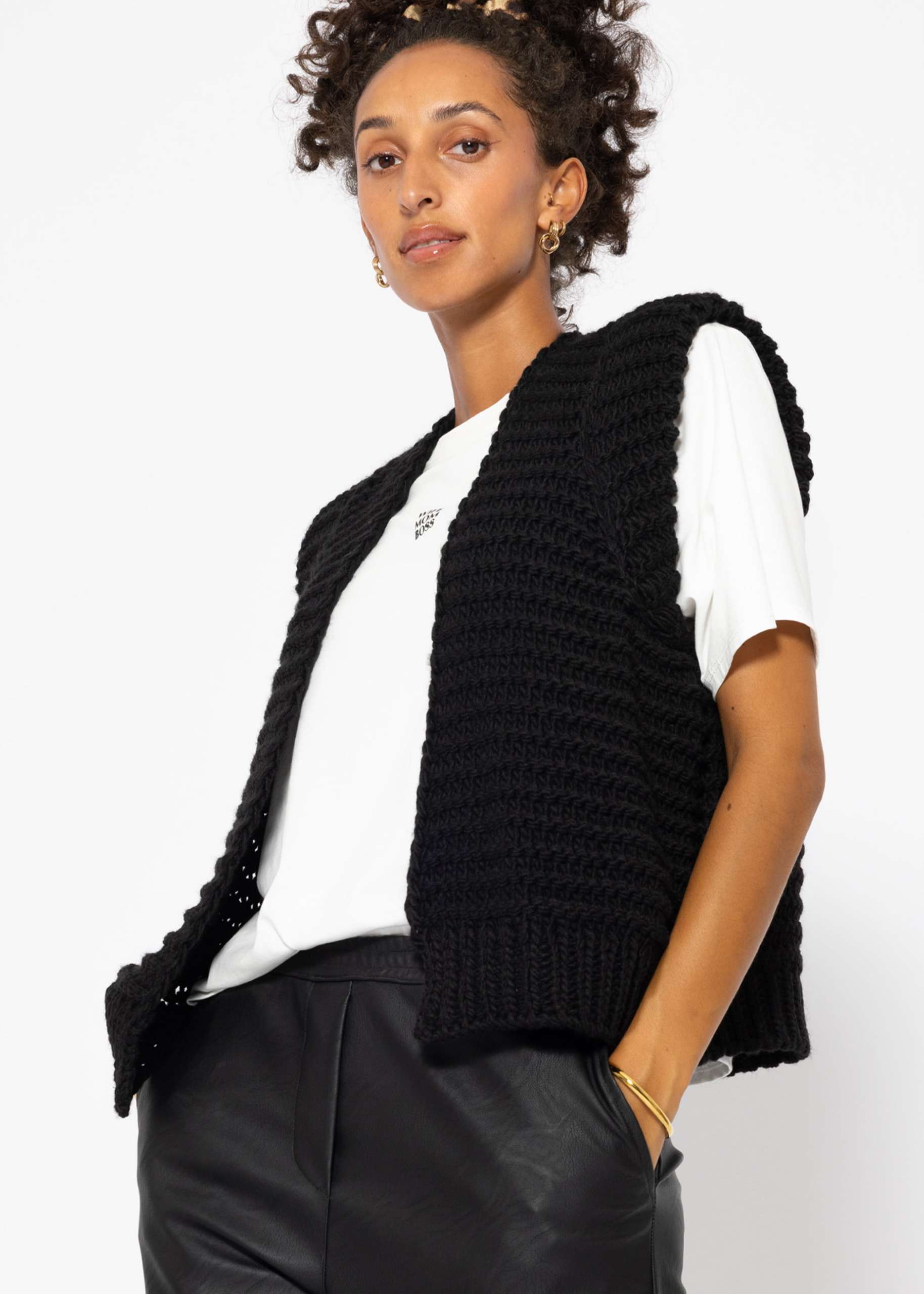 Sleeveless knitted vest with structured shoulders in black