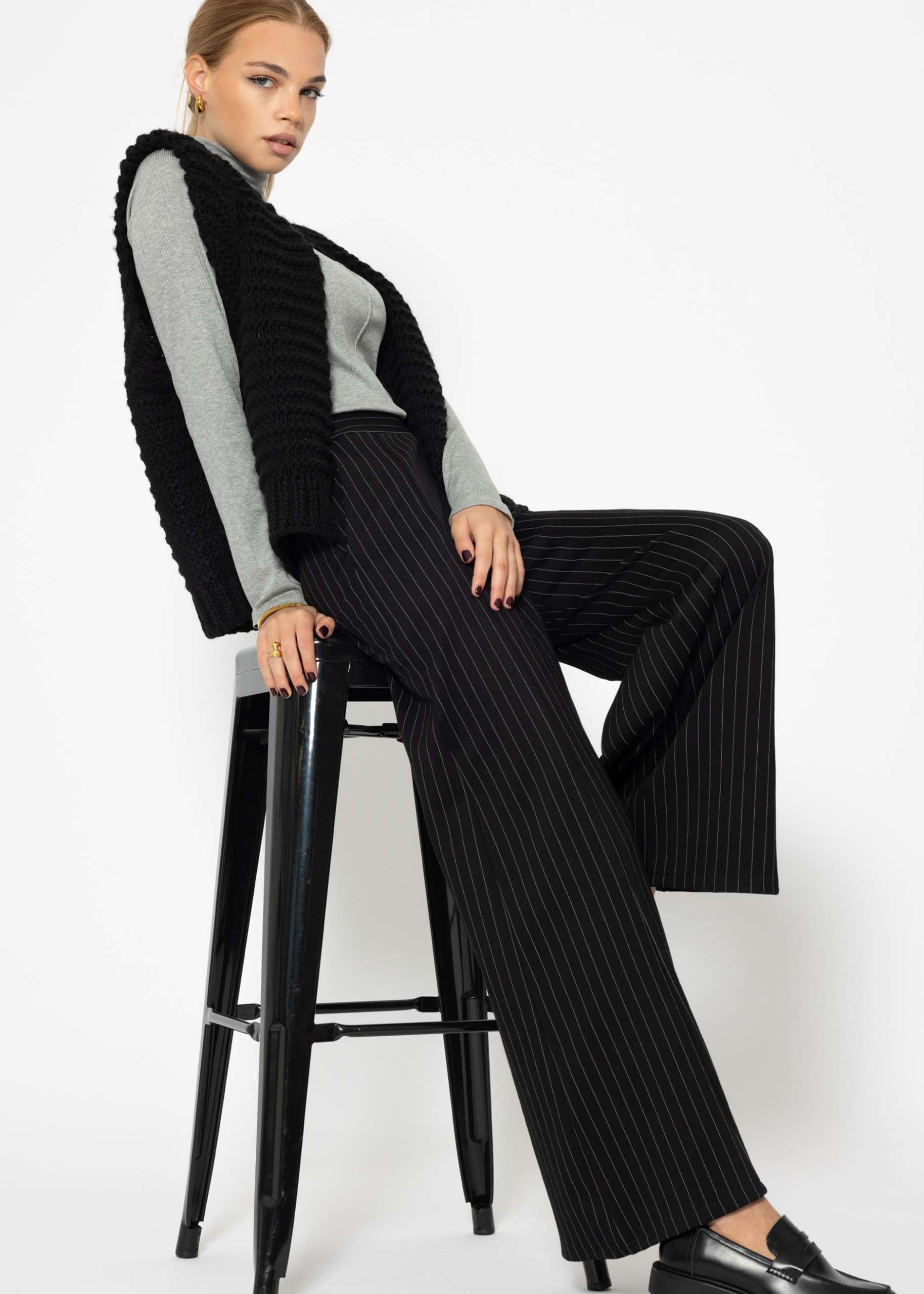 Wide trousers with pinstripes - black