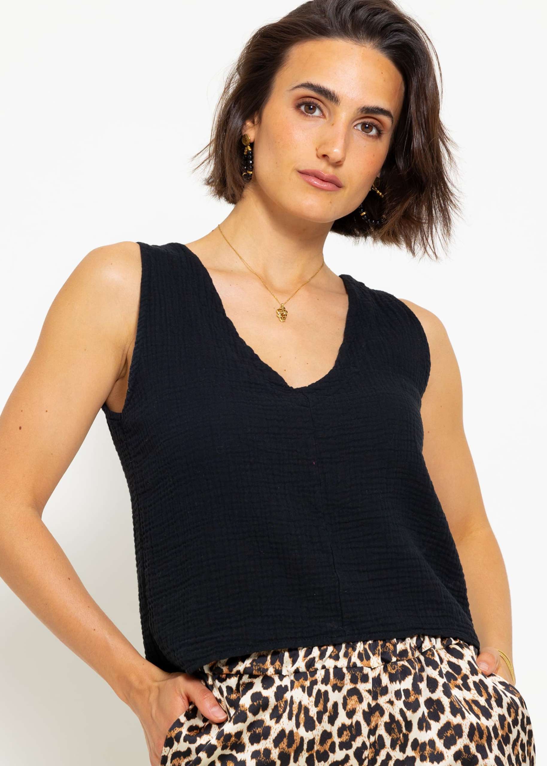 Muslin top with V-neck - black