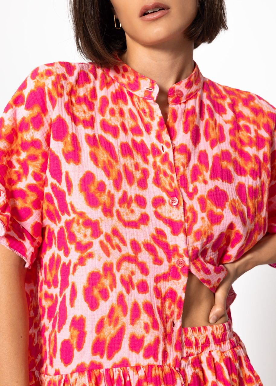 Muslin blouse in leo print with ruffled hem - pink