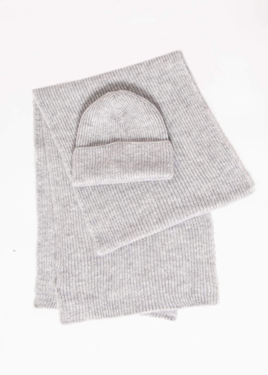 Scarf and beanie, light grey