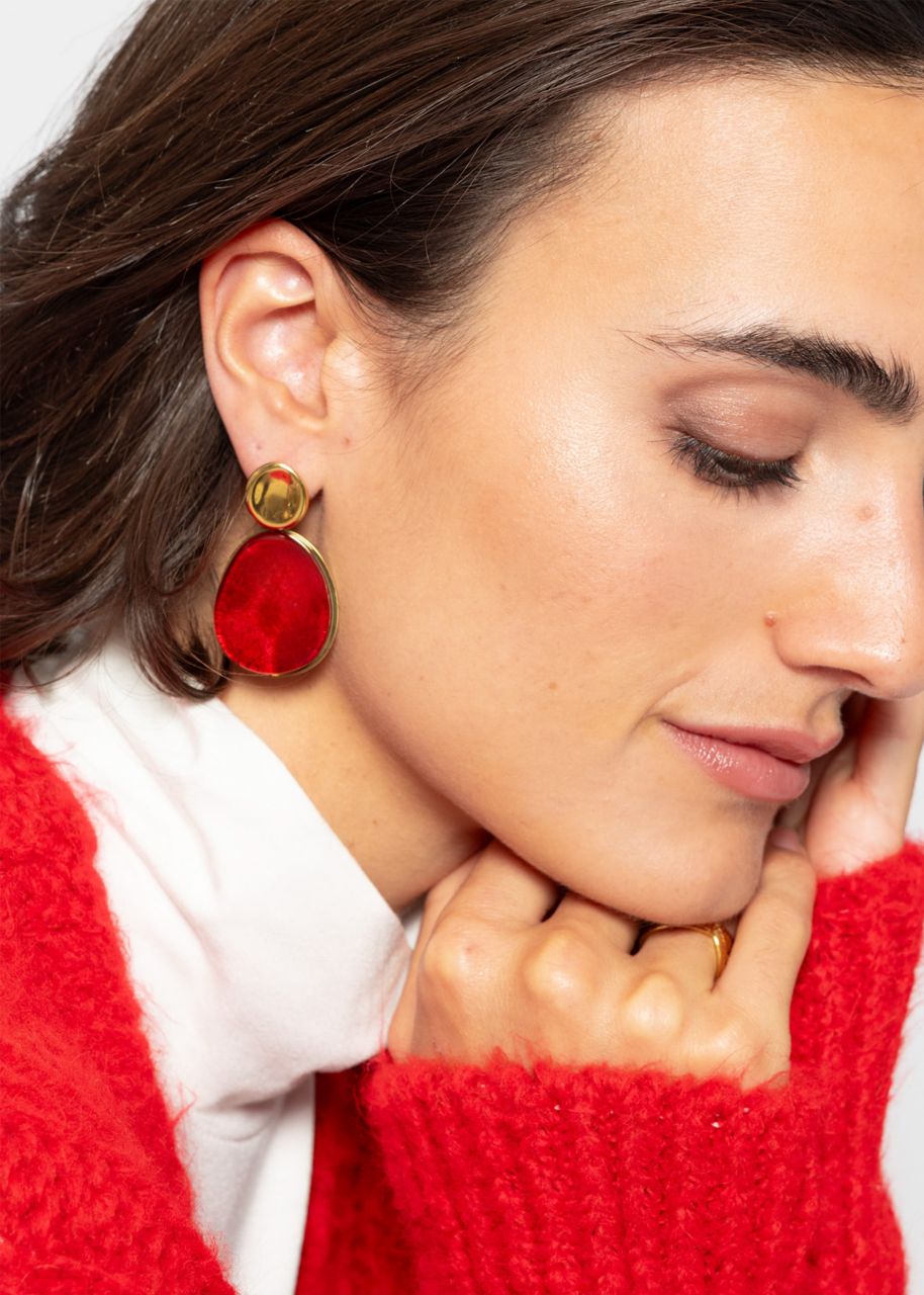 Stud earrings with oval red pendant - gold