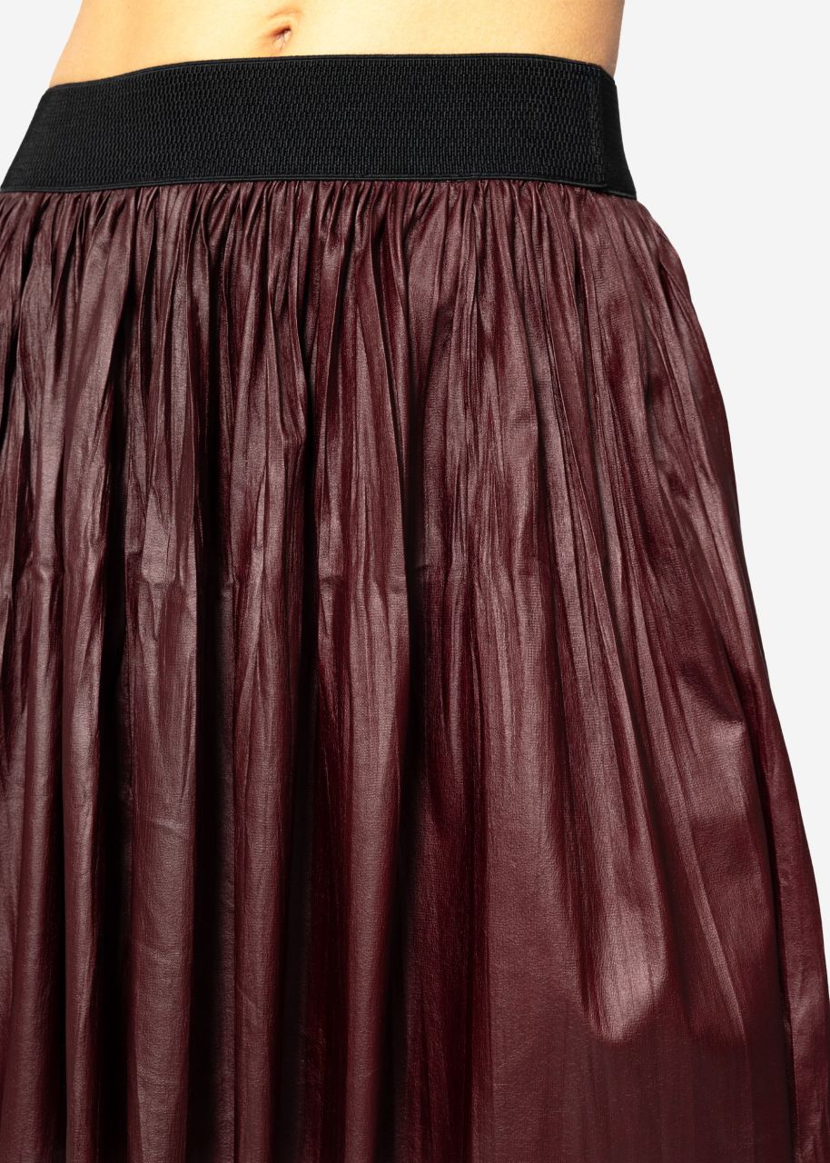 Pleated skirt made from faux leather - burgundy