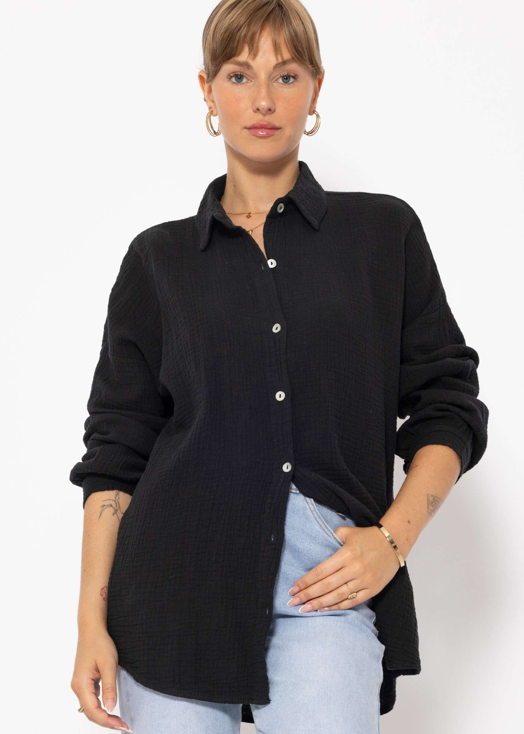 Muslin blouse in regular fit - black